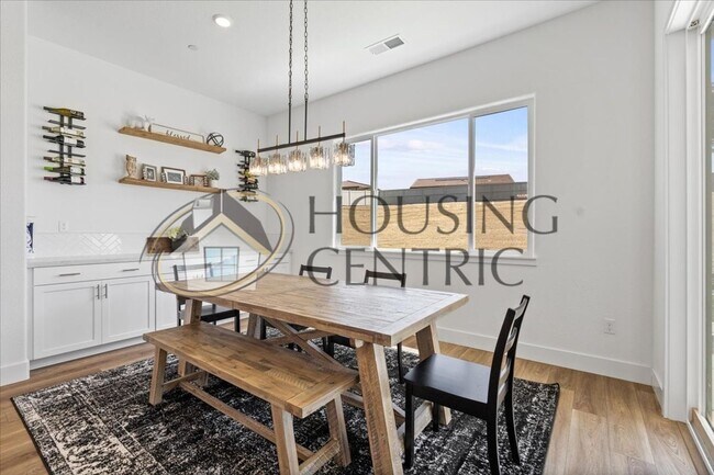 Building Photo - Modern & Elegant Living in Emerald Peak, E...