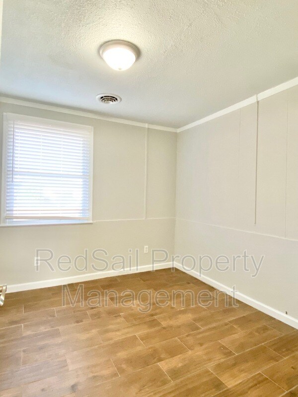 Building Photo - 323 Roane Dr