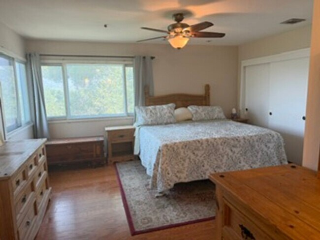 Building Photo - Spacious 3 Bedroom La Crescenta Home!