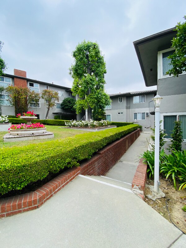 Building Photo - 1690 Amberwood Dr