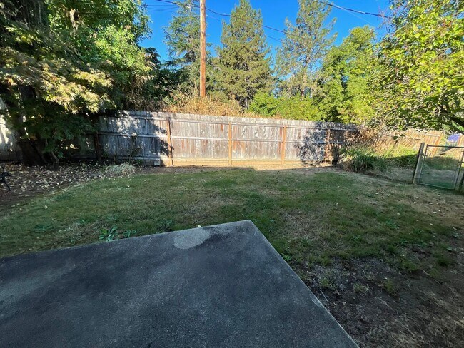 Building Photo - 1780 SE Douglas Ave