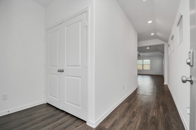 Building Photo - 15878 Mountlong Dr