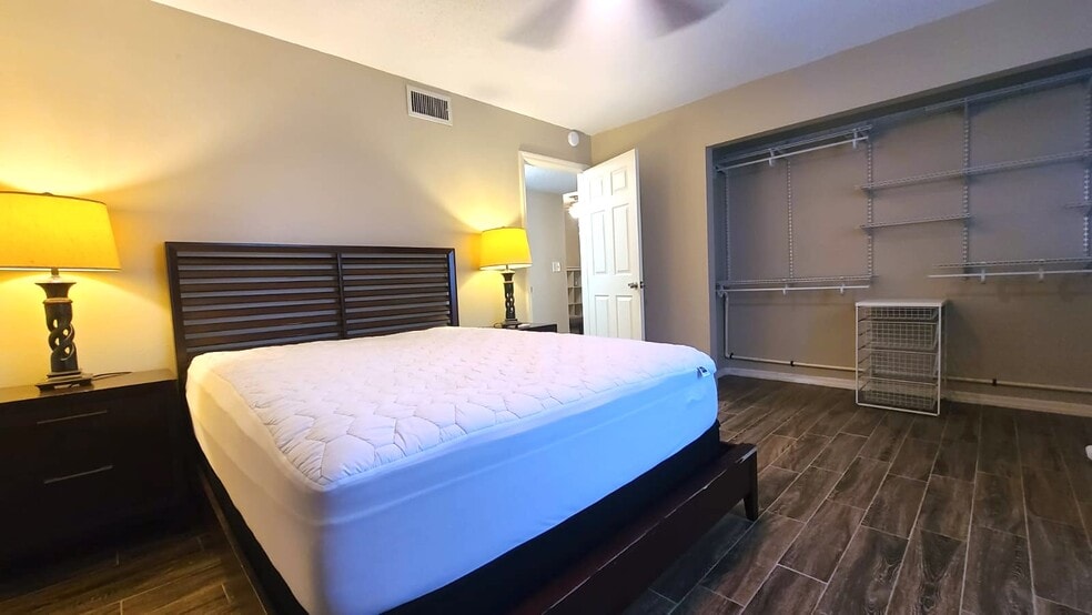 Building Photo - 6519 W Newberry Rd