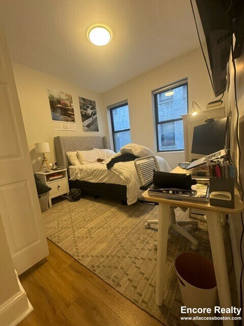 Building Photo - 843 Beacon St