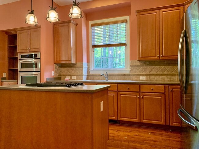 Building Photo - AMAZING Luxurious Residence, Near Educational Facilities, With Upscale Amenities!