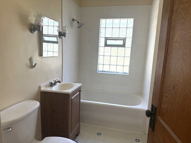 Building Photo - 544 Arlington Ave