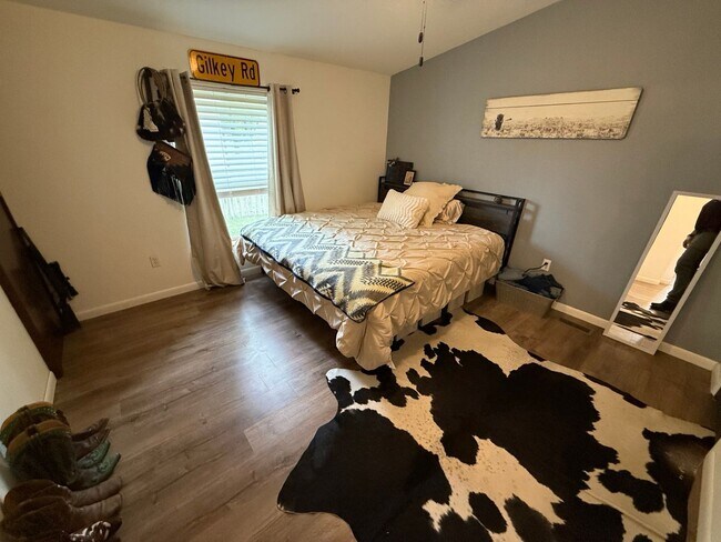 Building Photo - 3 Bedroom 1 Bath Fully Updated Home in Cli...