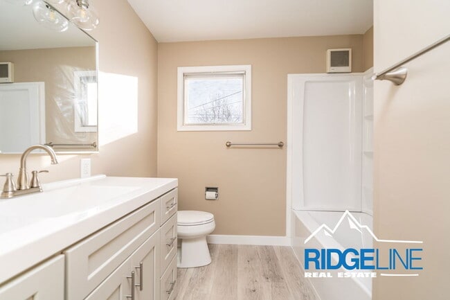 Building Photo - 204 19th Ave NW