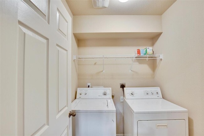 Building Photo - 210 Lollipop Ln