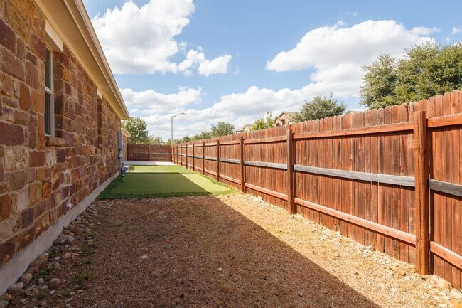 Building Photo - NOW 3 BEDROOM HOME LOCATED IN SAN MARCOS, TX!