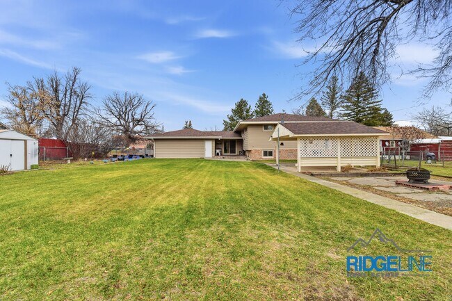 Building Photo - Sunnyside single family home with oversized 2 car garage