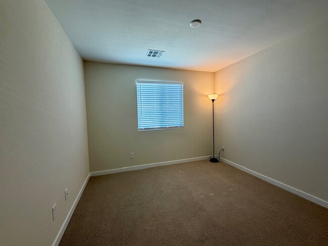 Building Photo - GORGEOUS 4 BED 3 BATH 2 CAR GARAGE SINGLE FAMILY HOME W/ LOFT, VAULTED ENTRYWAY, BACKYARD, AND BE...