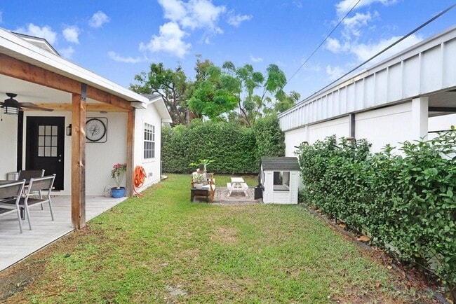 Building Photo - 3122 W Grace St