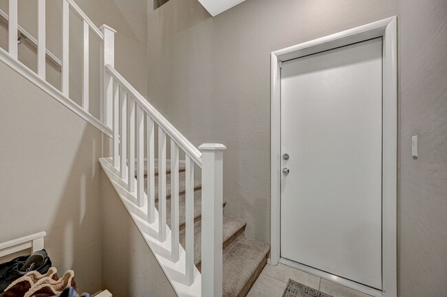 Building Photo - Modern 3 Bedroom Townhouse near Blue Diamond