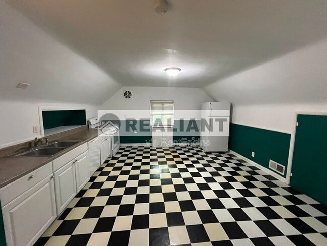 Building Photo - 2380 N Ft Thomas Ave