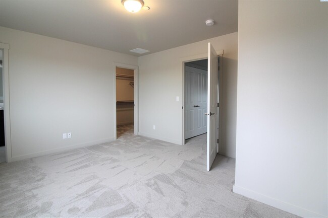 Building Photo - 3 bed, 2.5 bath  Kennewick Townhouse