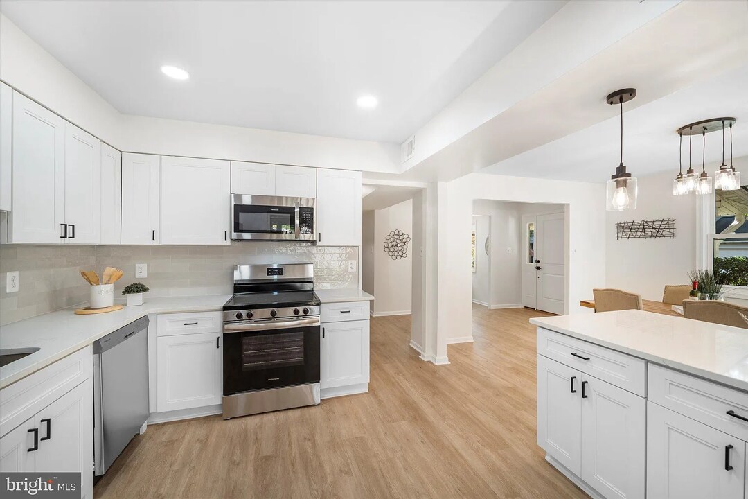 Building Photo - 10116 Dundalk St