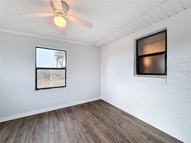 Building Photo - 1511 SW Shorewood Dr