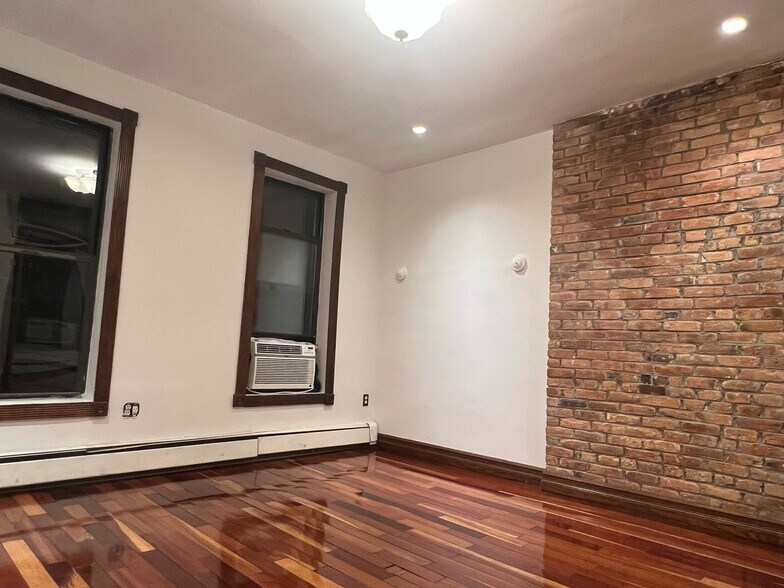 Building Photo - 933 Saint Marks Ave