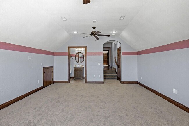 Building Photo - 5 Bedroom Dream Home!