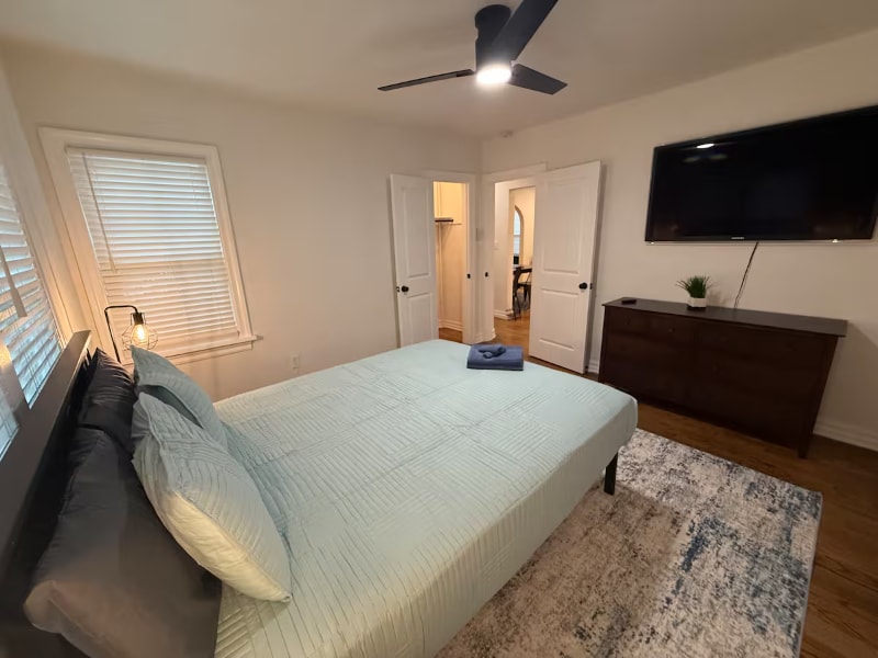 Building Photo - 1233 NE 14th St