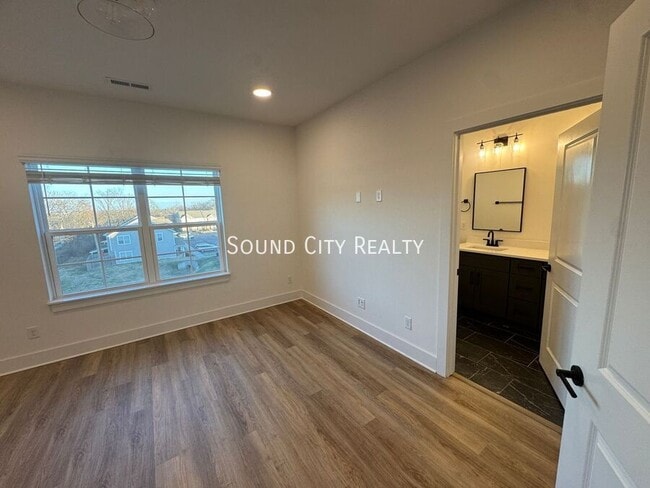 Building Photo - 700 N Dupont Ave