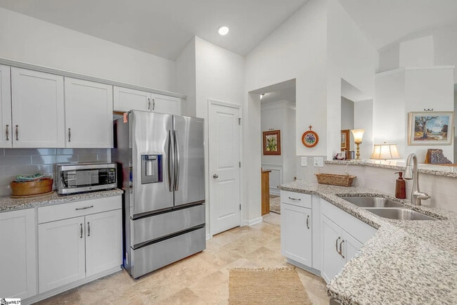 Building Photo - 3 Bedrooms 2 Bathrooms