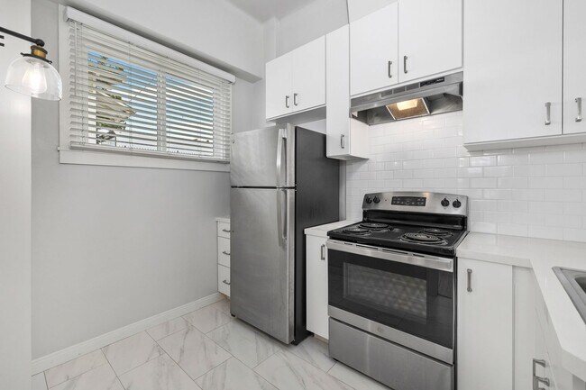 Building Photo - Great Hillcrest Studio