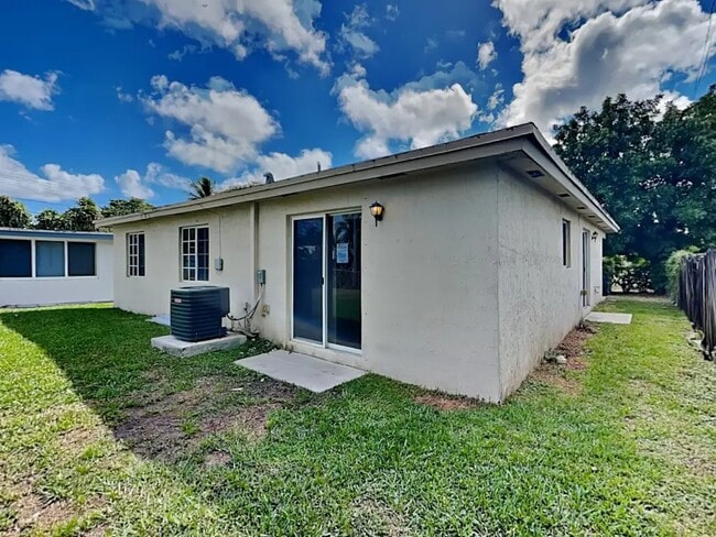 Building Photo - 6314 Plunkett St