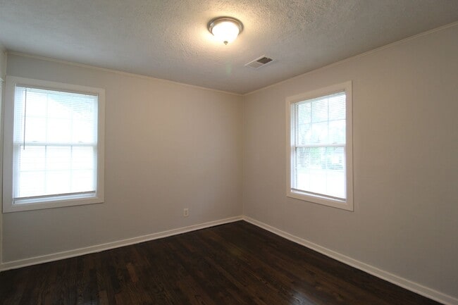 Building Photo - 2 Bedroom 1 Bath Home In Overland Park Kansas