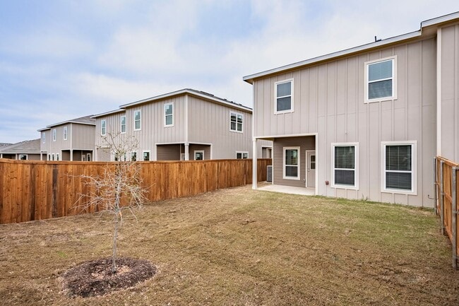 Building Photo - AVAILABLE NOW! GORGEOUS 4 BEDROOM DUPLEX LOCATED IN MIDLOTHIAN ISD!