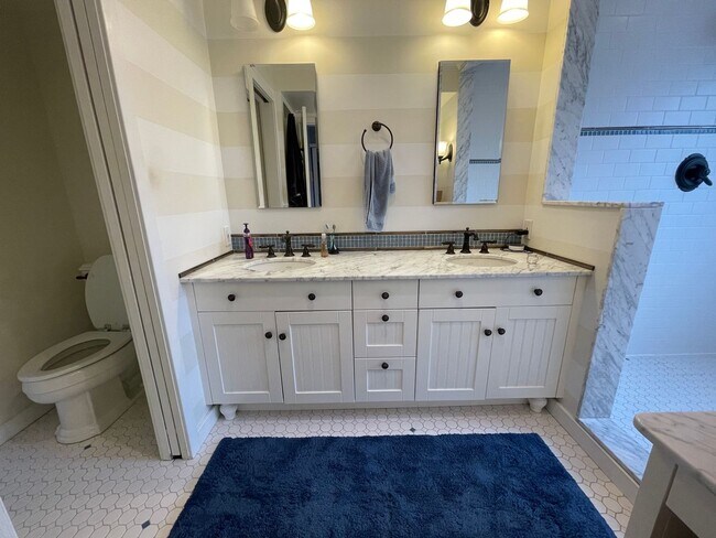 Building Photo - 3-bed, 2-bath GIANT townhouse + GARAGE, BA...