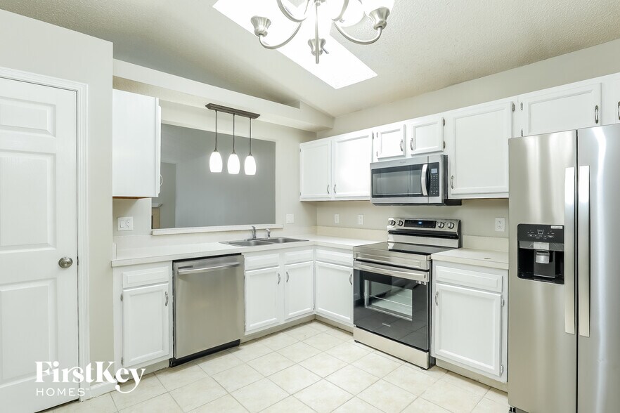 Building Photo - 3021 Caroline Crest Dr E