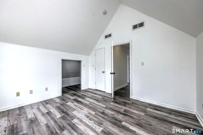 Building Photo - 483 Ferry St