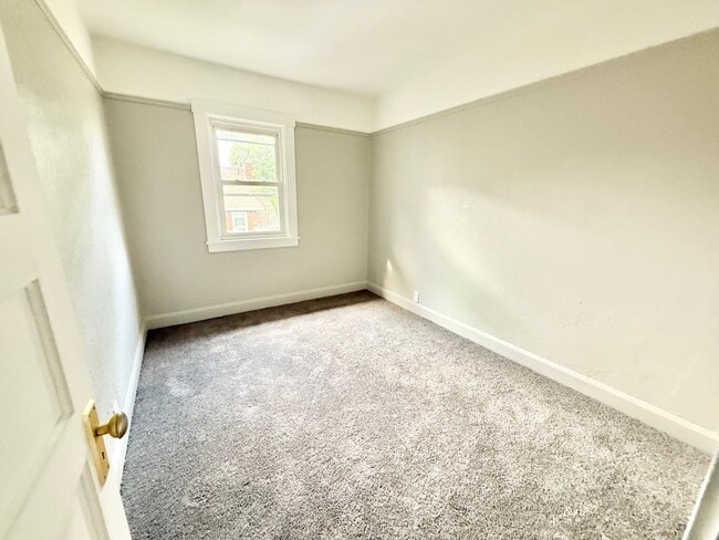 Building Photo - 864 Vankirk St