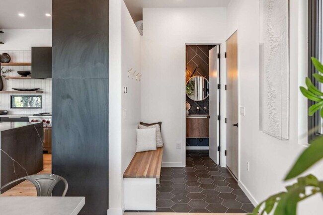 Building Photo - Modern Luxury Rental with Unobstructed Flatiron Views