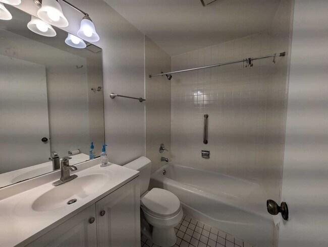 Building Photo - 205 Glasgow Ln