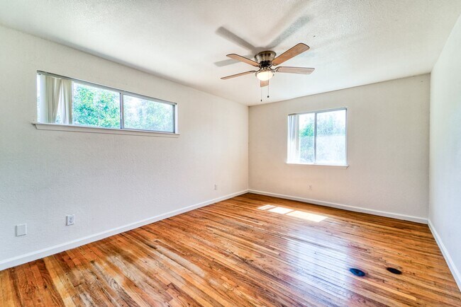 Building Photo - Bright & Comfortable 3BD Home with Great Features