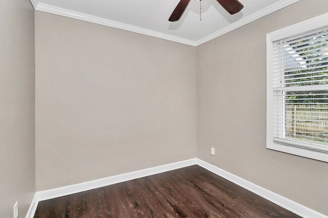 Building Photo - Two Bedroom Duplex Great Features and Comfortable Living!