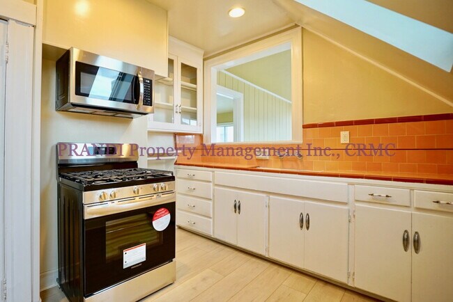 Building Photo - Upstairs 1 Bed, 1 Bath Unit with Bright an...