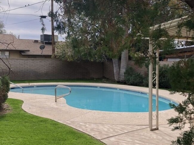 Building Photo - Remodeled 2 bedroom / 2 Full Bath