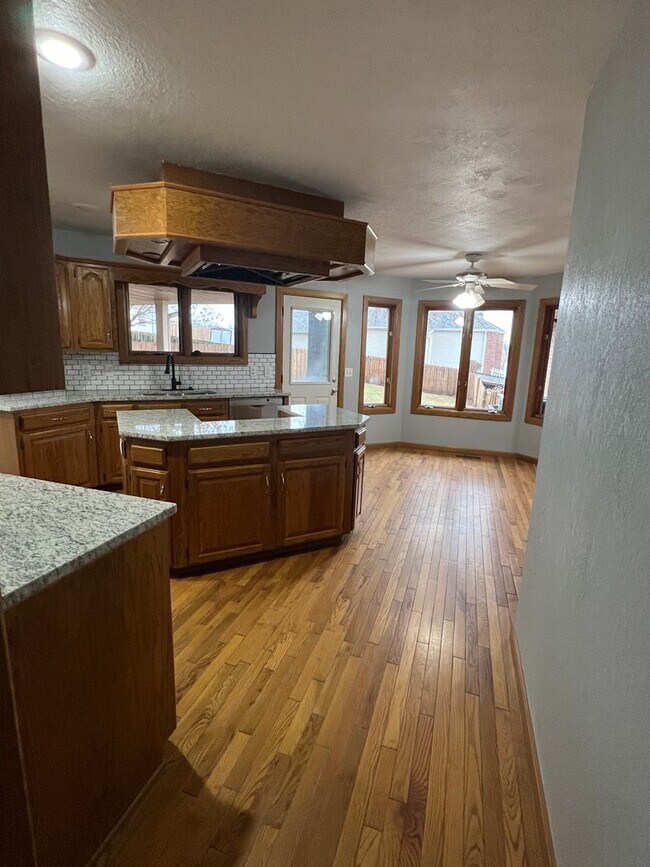 Building Photo - 5 bedroom/3 bath w/mother in law style qua...