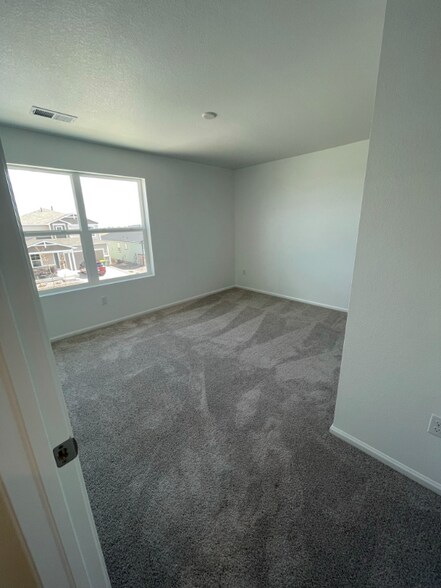 Building Photo - 517 Silver Rock Trl