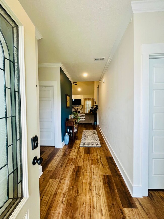 Building Photo - Georgous Large Open Floor Plan Home with Easy Commute to Nashville