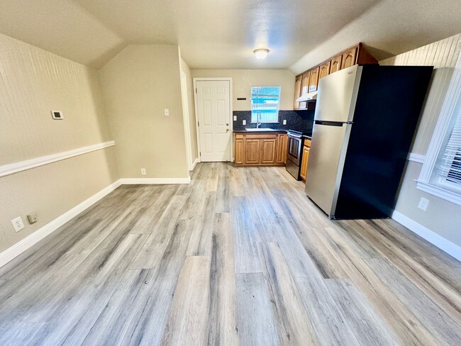 Building Photo - Cozy Oakland 2Bed/1Ba Home in a Private St...