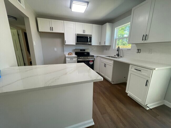 Building Photo - 2304 Loop Acres Rd