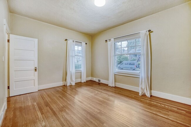 Building Photo - Montlake/Madison Park Area | Remodeled 3 Bed + Bonus Spaces | Arboretum Access
