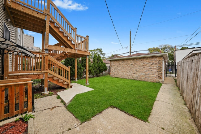 Building Photo - 6423 S Maplewood Ave
