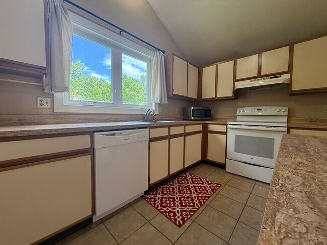 Building Photo - Garden Style, 1 BR Condo In A Prime Amherst Location!