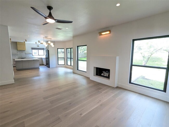 Building Photo - 9257 Scenic Bluff Dr